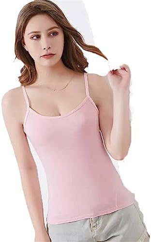 Mujer con blusa de tirantes